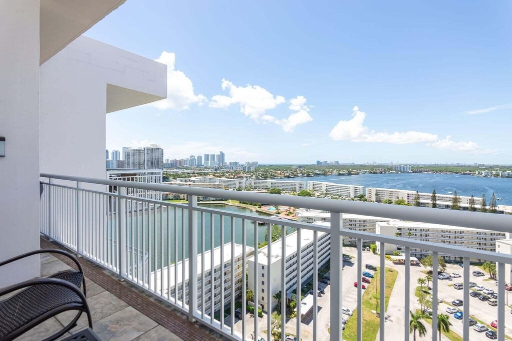 18031 Biscayne Boulevard - Photo 15