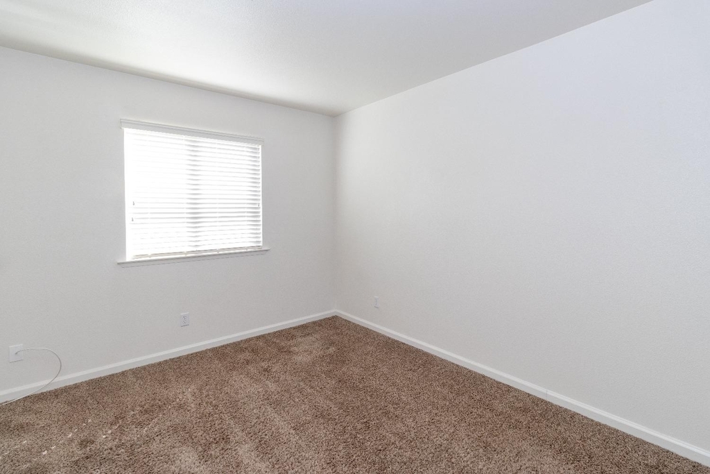 2450 E Carter Avenue - Photo 20