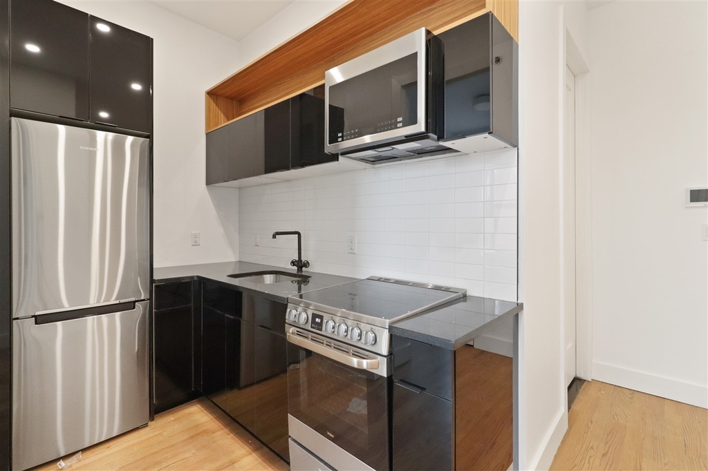 631 East 6th Street - Photo 4