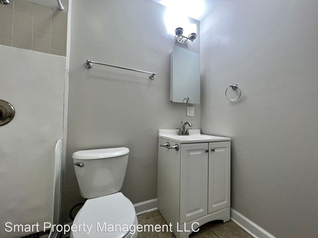 4363 N Kenmore Ave - Photo 2