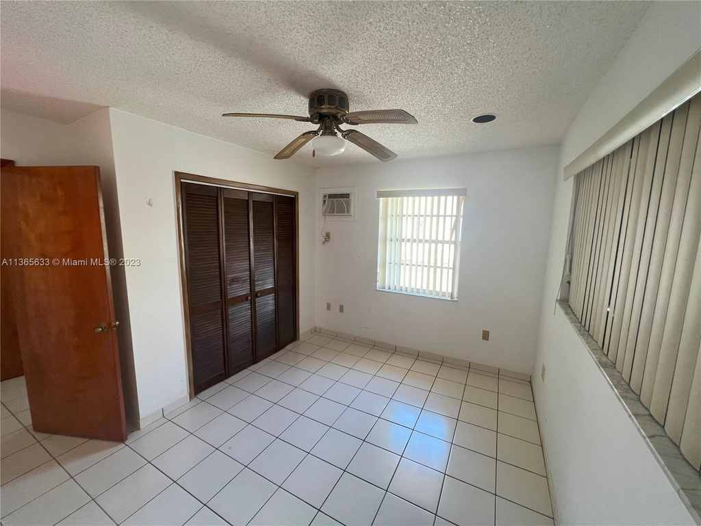 300 Sw 121st Ave - Photo 1