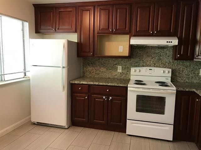 670 Azara Pl 4 - Photo 1