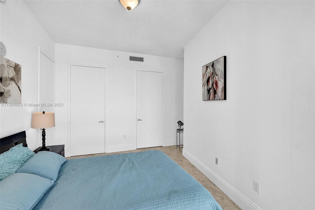 18101 Collins Ave - Photo 36