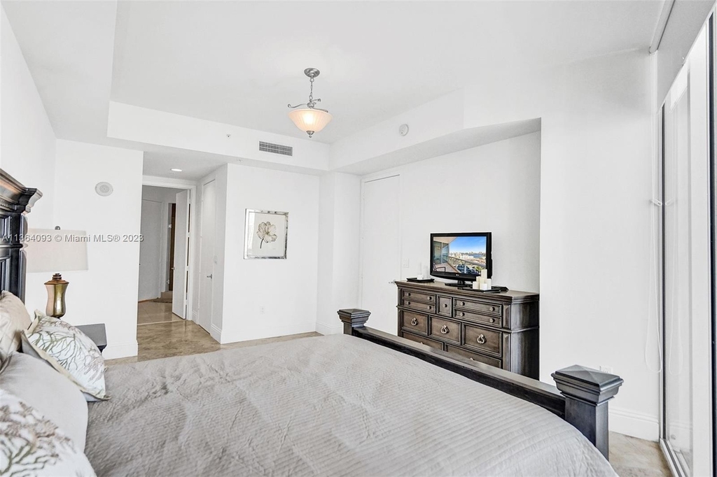18101 Collins Ave - Photo 28