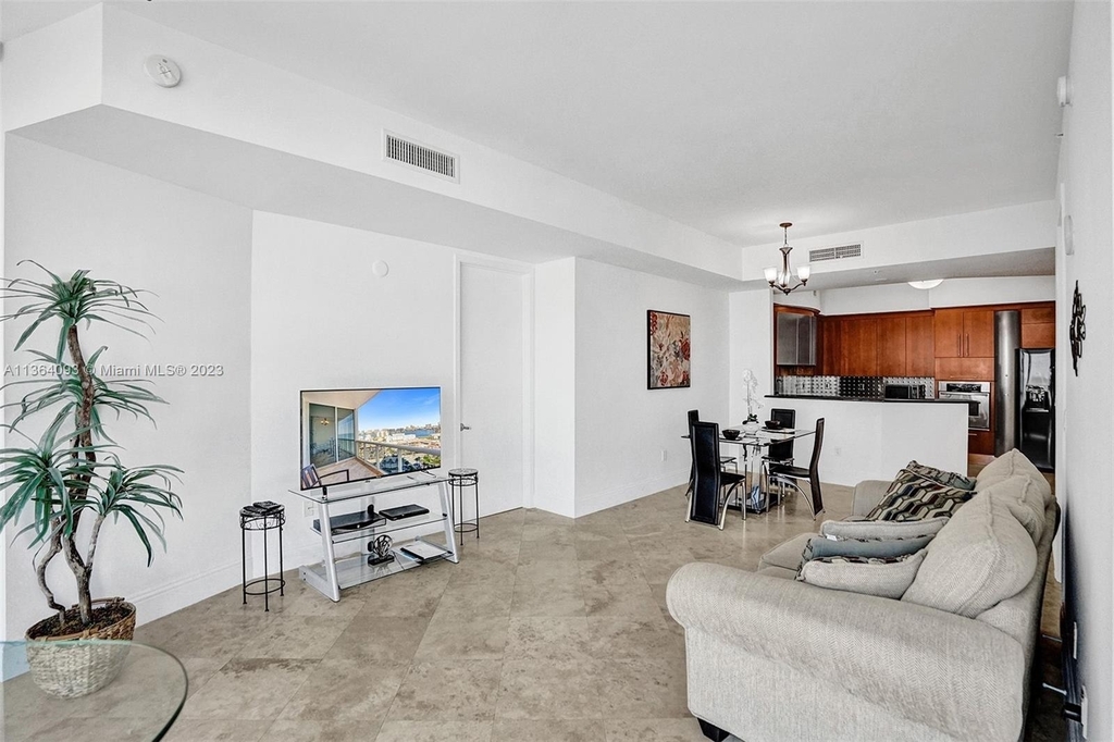 18101 Collins Ave - Photo 14