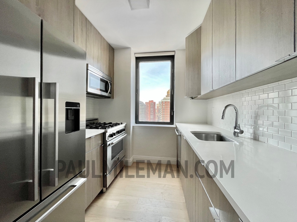 East 94th st - Photo 2