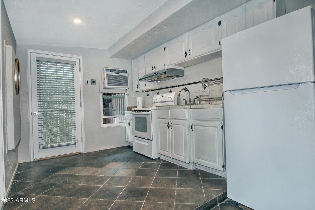 228 N 65th Place - Photo 12