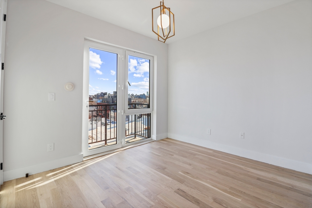 596 Metropolitan Avenue - Photo 3