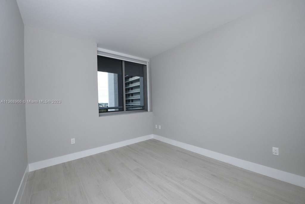 16385 Biscayne Blvd - Photo 10