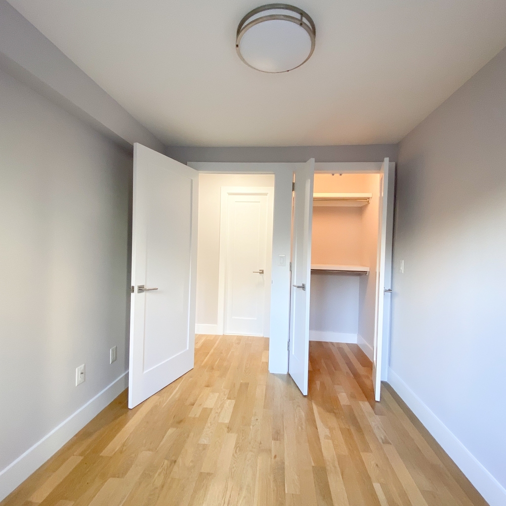 320 East 52nd Street - Photo 5