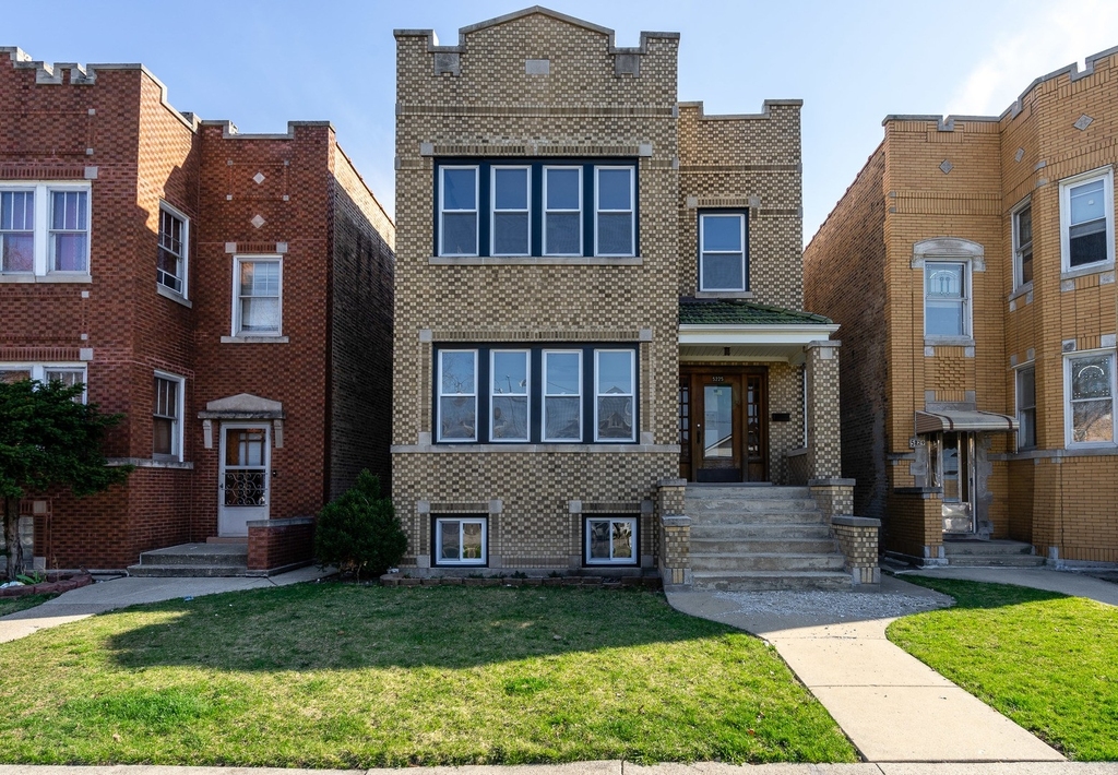 5225 W Melrose Street - Photo 0