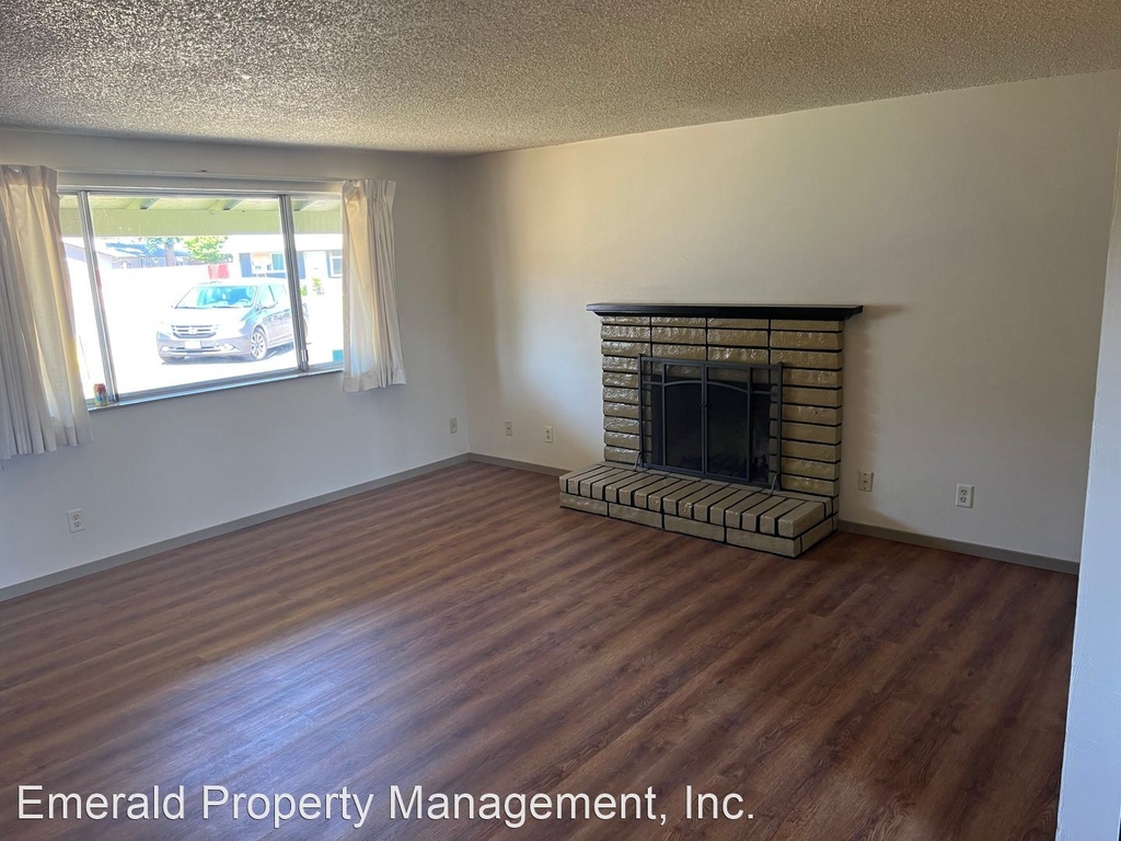 5040 E St. #4 - Photo 4