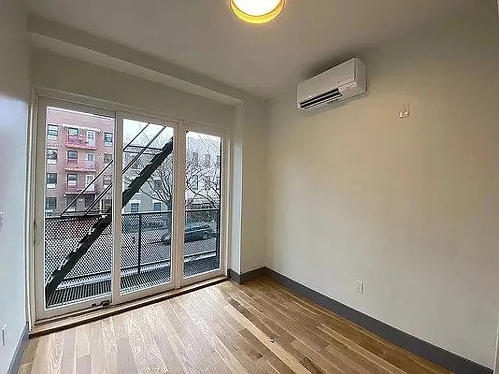 209 Montrose Avenue - Photo 3