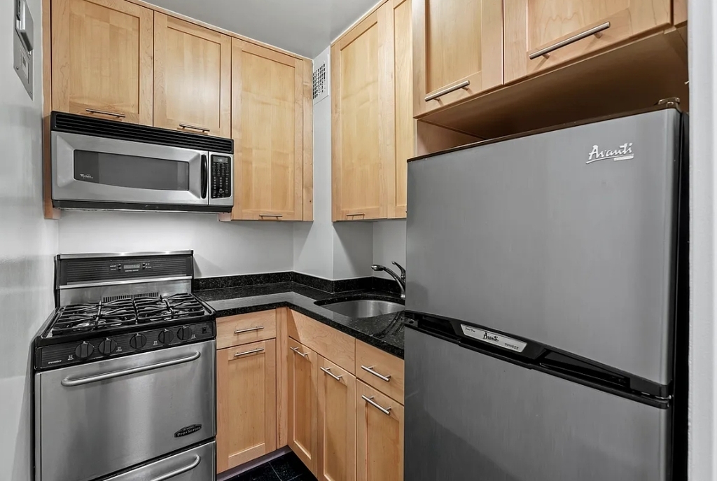East 36 Street - Photo 2