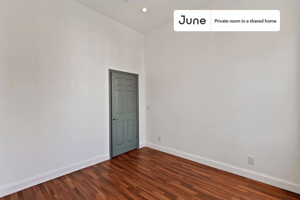 1110 Halsey Street - Photo 2