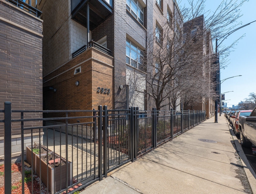 2923 N Clybourn Avenue - Photo 1