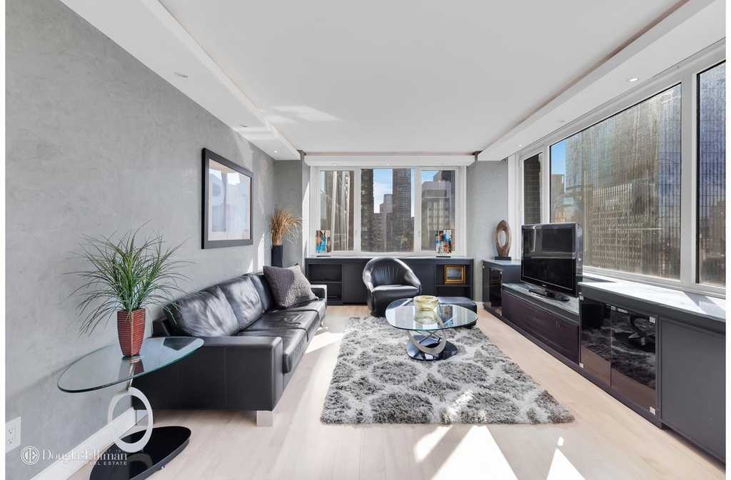 322 W 57th St - Photo 1