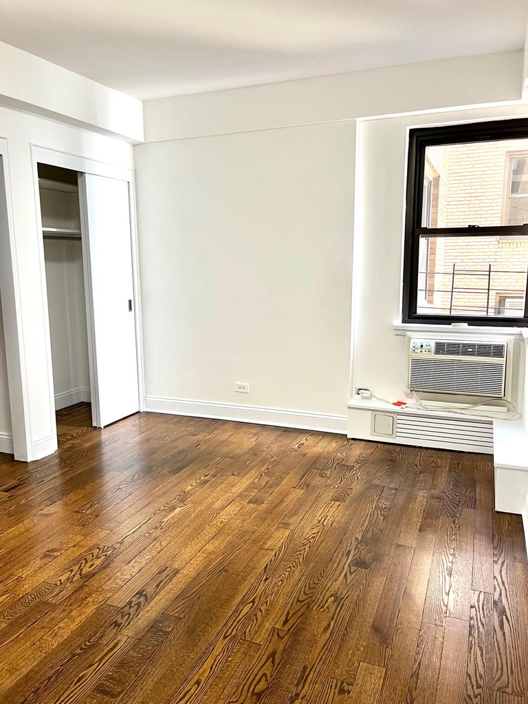 East 69th Street - Photo 4