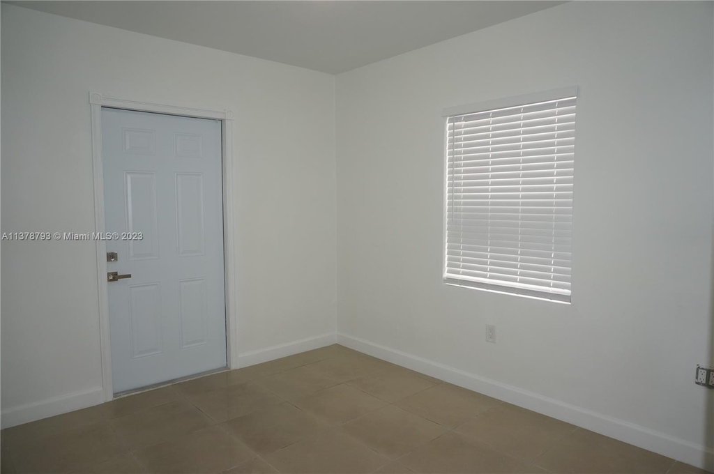 300 Sw 52nd Ave - Photo 11