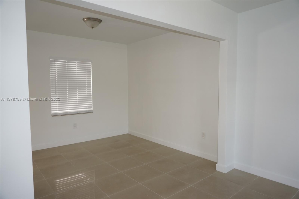 300 Sw 52nd Ave - Photo 4