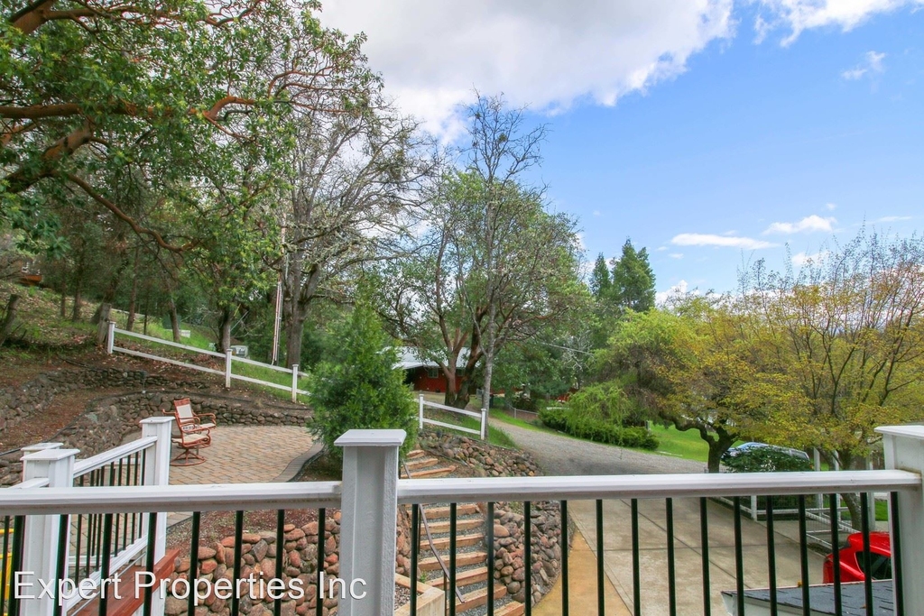 375 W Elm St - Elm St Cottage - Photo 19