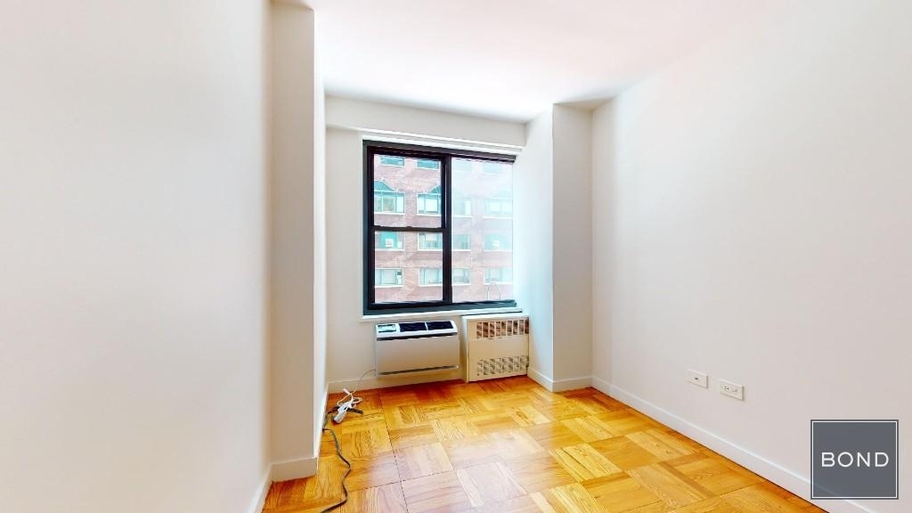 Fourth Avenue - Photo 4