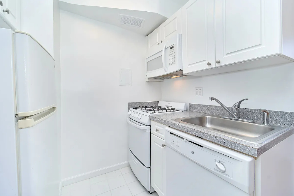 850 Amsterdam Avenue - Photo 2