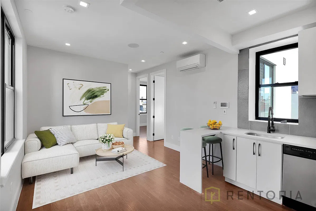 90 Manhattan Avenue - Photo 0