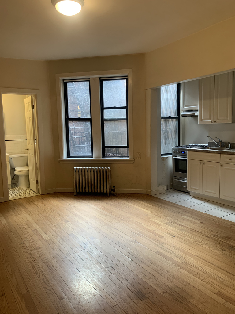 218 West 10th Street - Photo 2