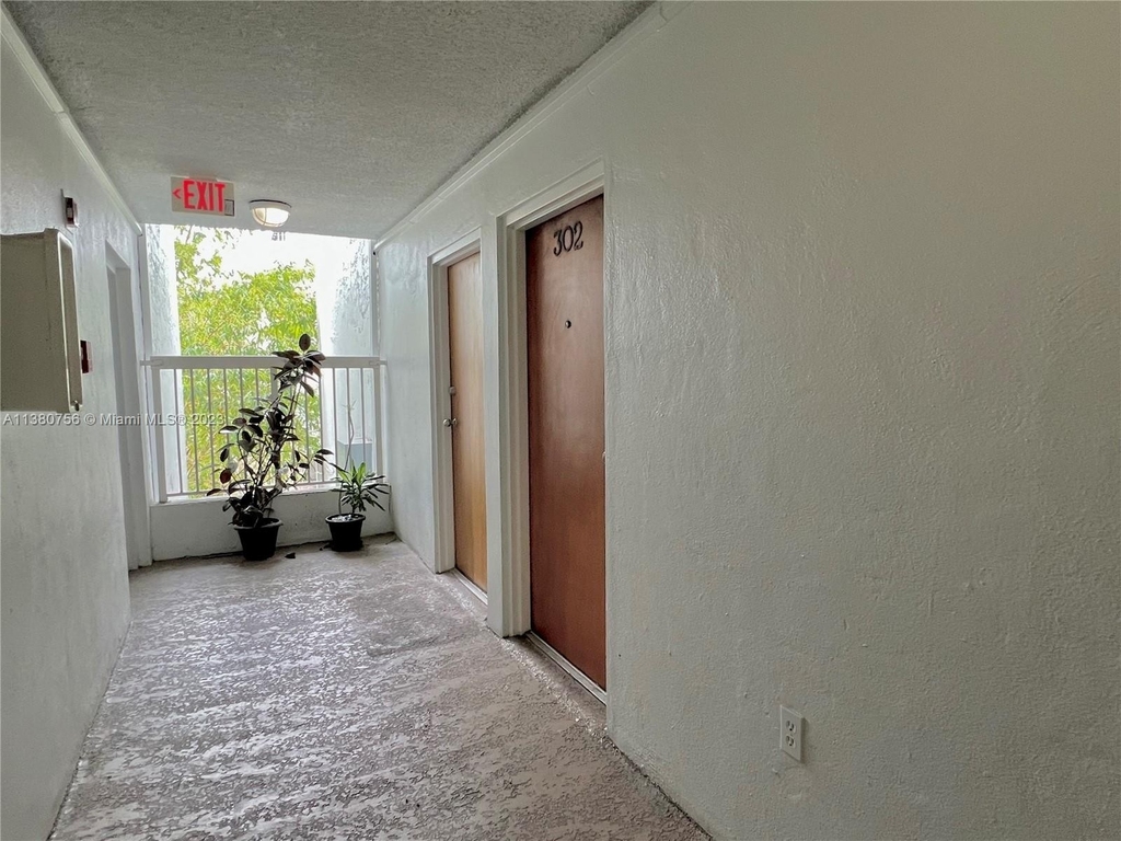 2920 Sw 28th Ter - Photo 3