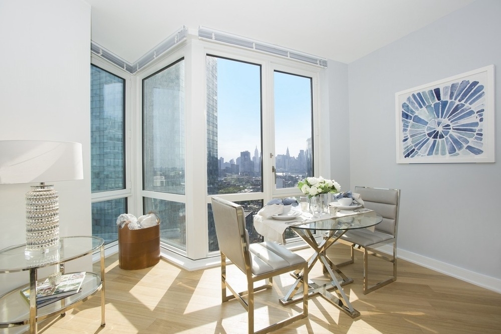 1 Court Square - Photo 1