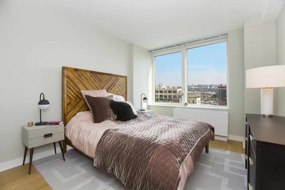 1 Court Square - Photo 2