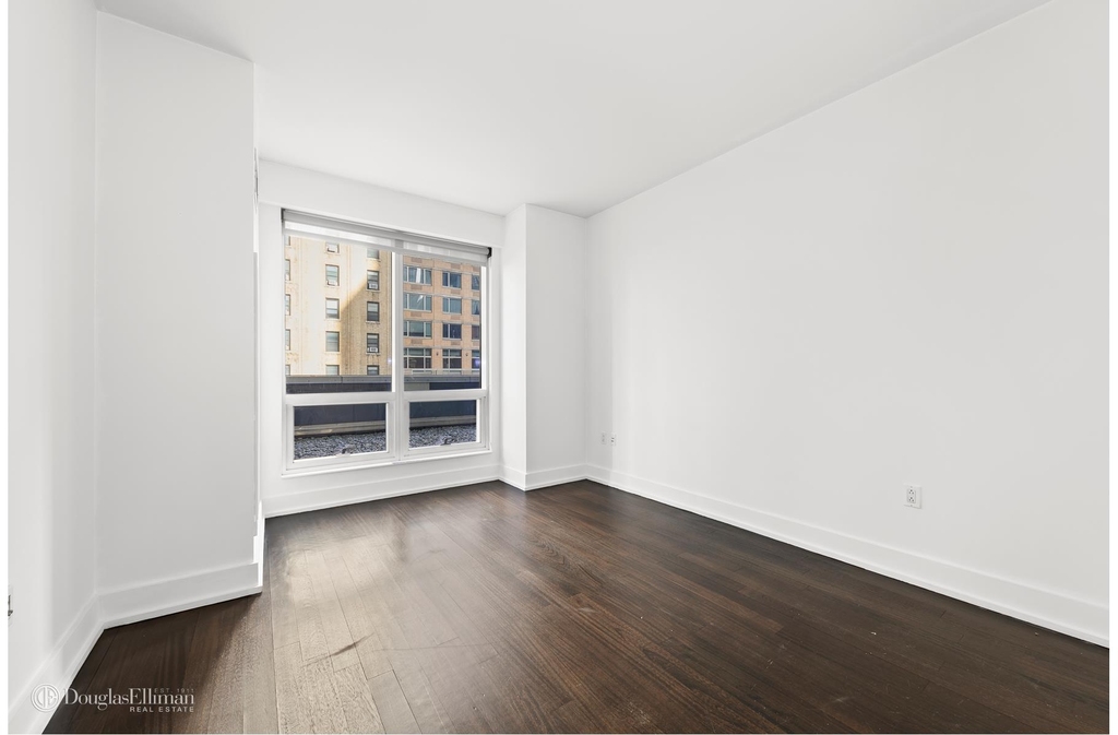 350 W 42nd St - Photo 2