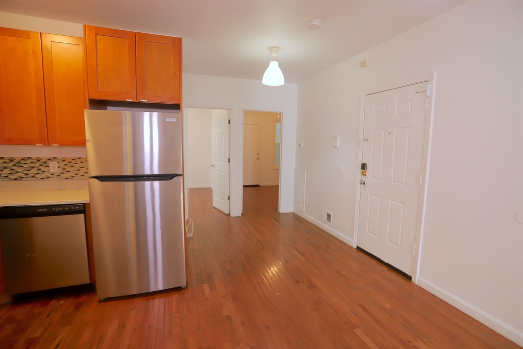 195 Webster Ave - Photo 1