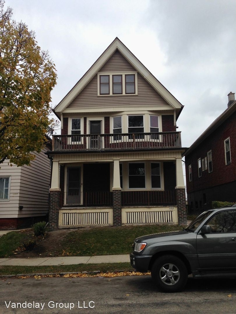 2404 N Dousman St - Photo 1