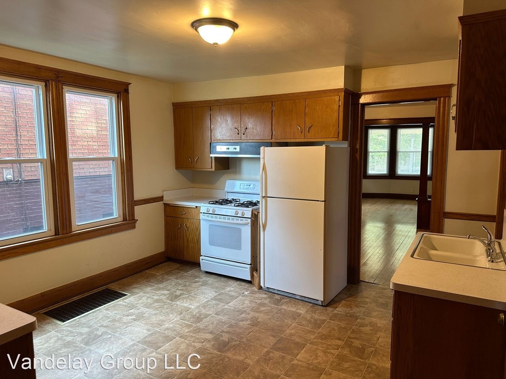 2404 N Dousman St - Photo 5