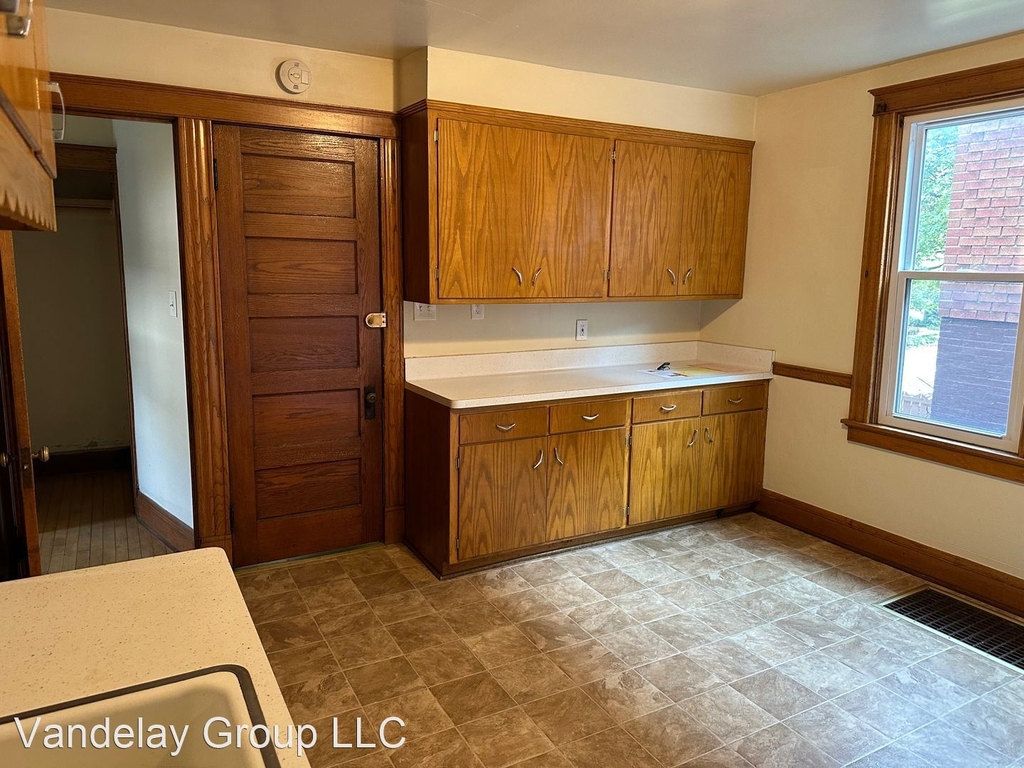 2404 N Dousman St - Photo 4