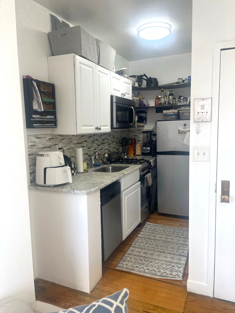 July 1st Move In - East Village East 6th St/Ave D - Photo 1
