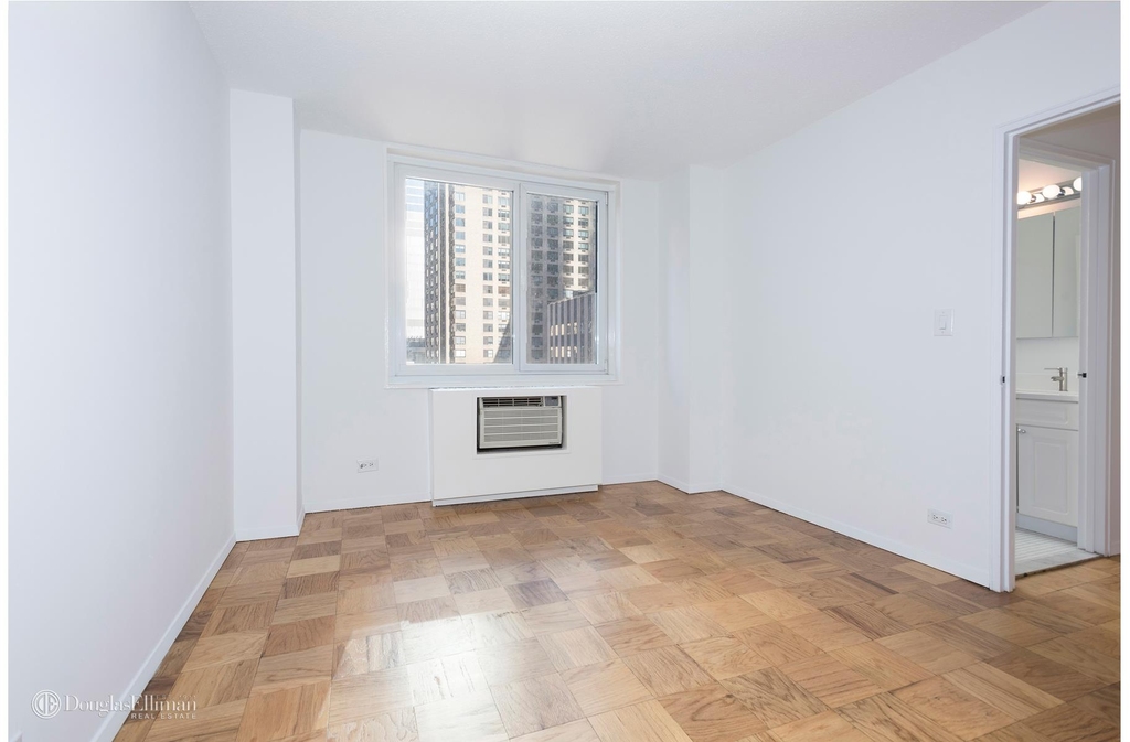 230 W 55th St - Photo 4