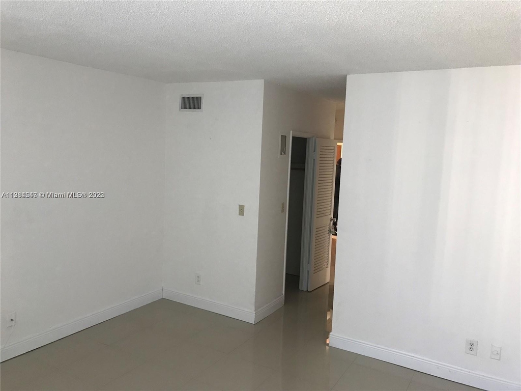 19380 Collins Ave - Photo 20