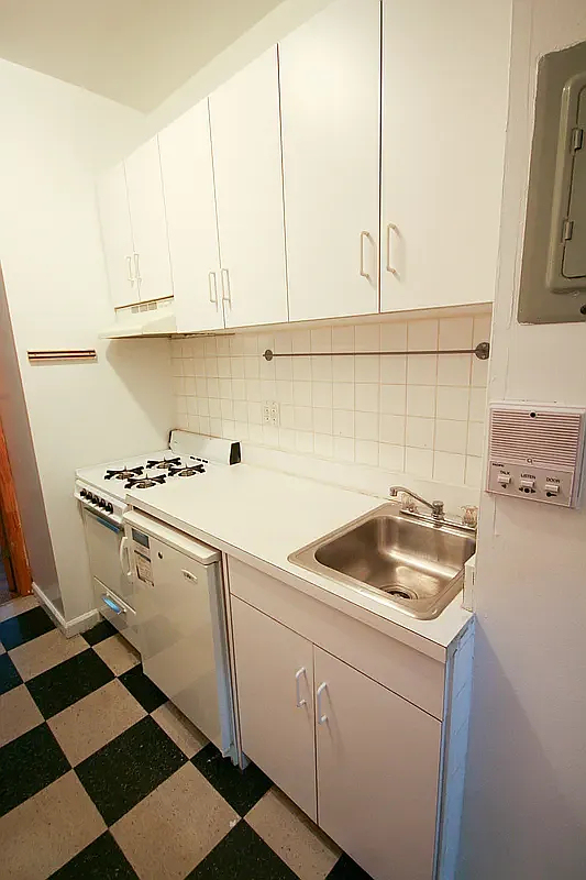 East 7th Street - Photo 3