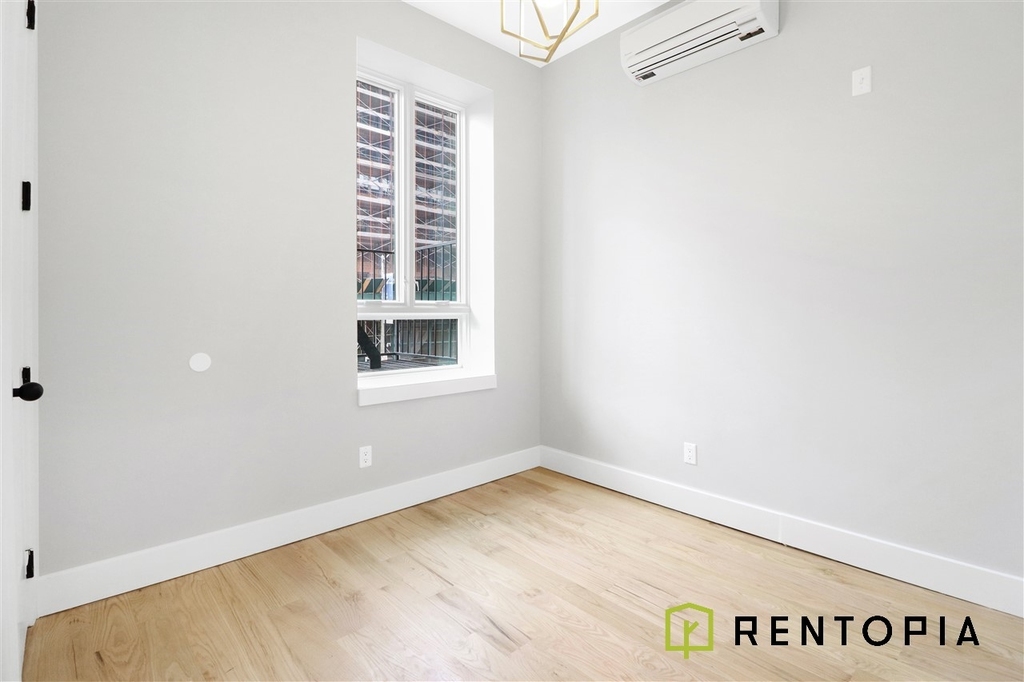 725 Metropolitan Avenue - Photo 2