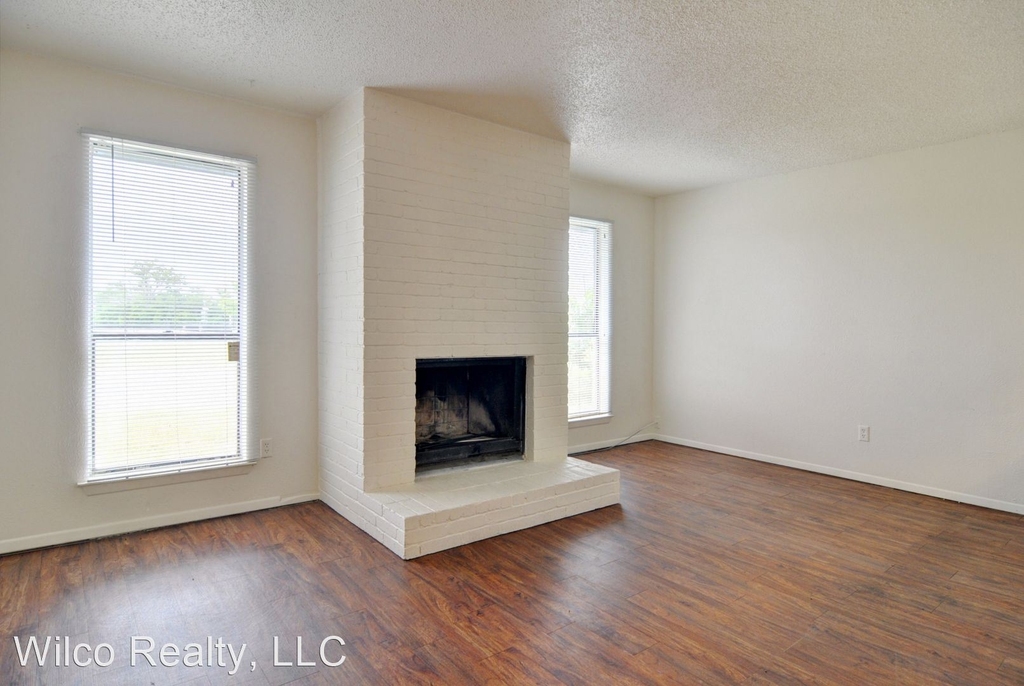 6813 W Cleburne Rd - Photo 2