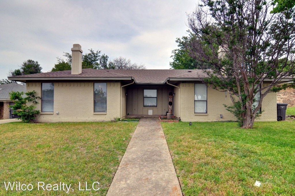 6813 W Cleburne Rd - Photo 0