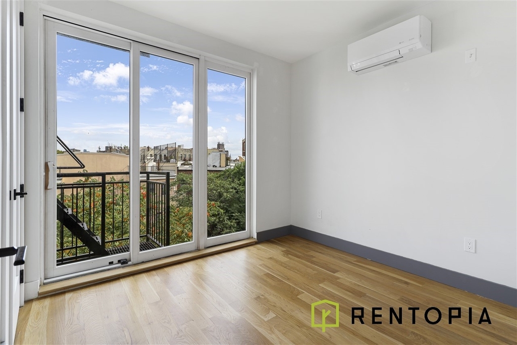 209 Montrose Avenue - Photo 0