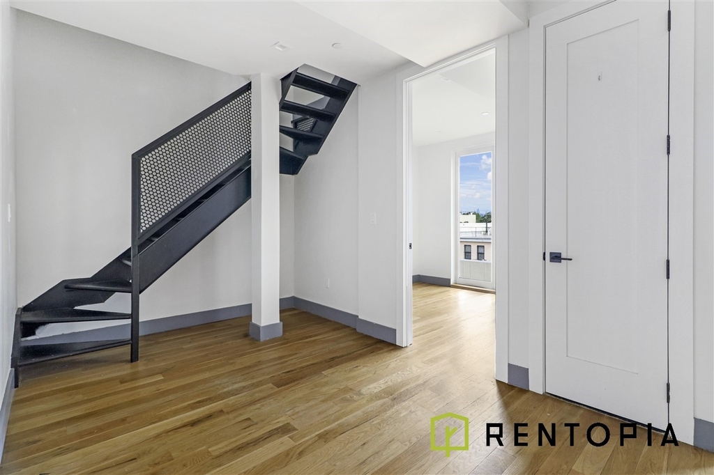 209 Montrose Avenue - Photo 4
