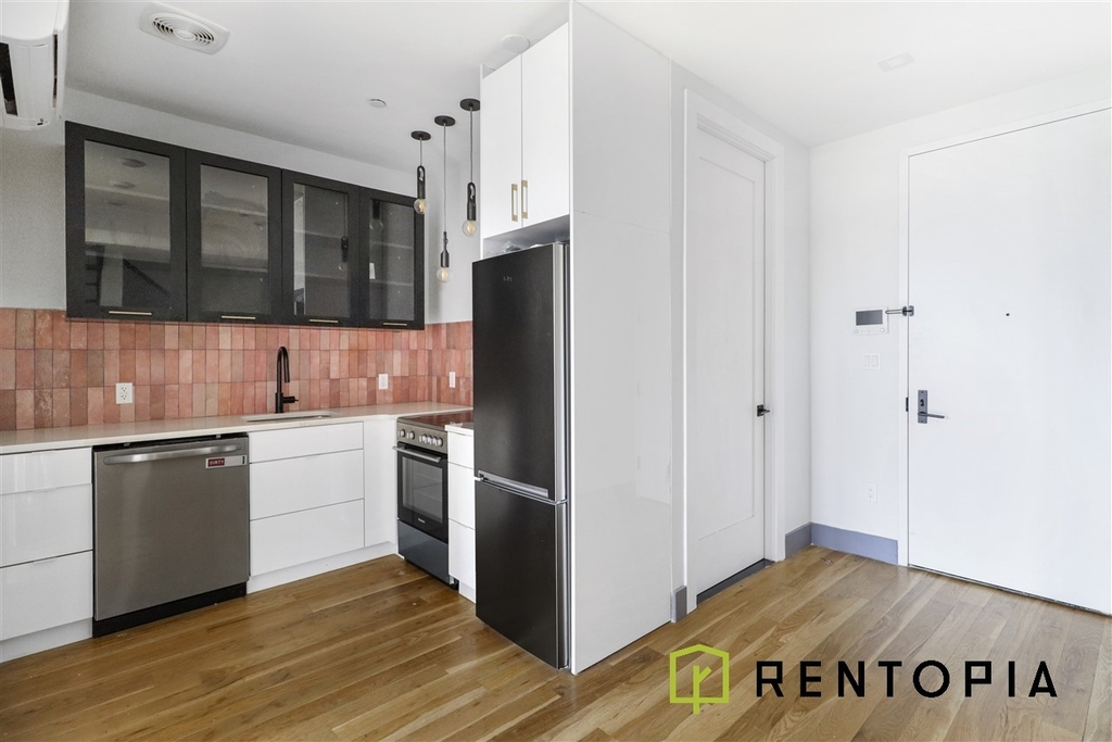 209 Montrose Avenue - Photo 3