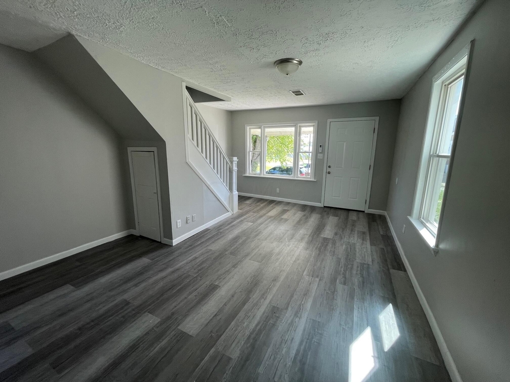 419 S Oakley Avenue - Photo 3