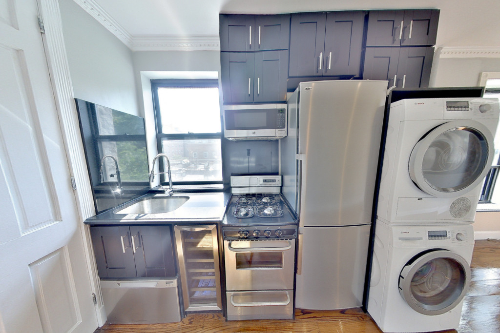 Gorgeous, Sunny Spacious UES 2 Bedroom Unit with W/D in Unit  - Photo 0