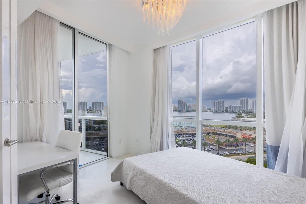 18101 Collins Ave - Photo 22